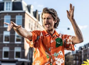 Rudi is terug op het terras met 