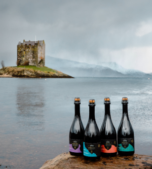 Vier flessen Hertog Jan Grand Prestige 2020 voor een Schots meer