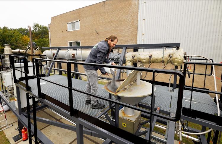 IJzerpoeder in installatie gieten