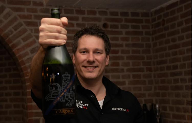 Bieropleider Ivo Thijssen met een fles Cuvee van de Keizer