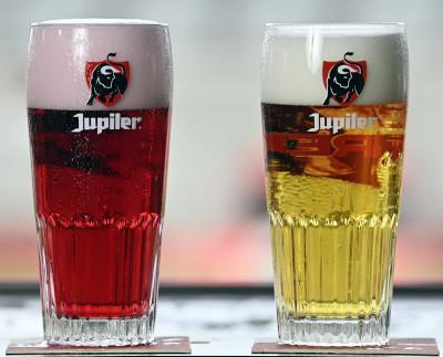 Jupiler pils rood en goud in glas