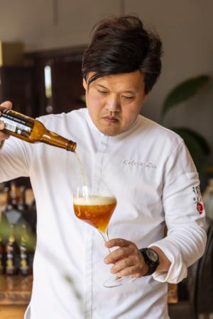 Kelvin Lin schenkt gastronomisch iKi Bier
