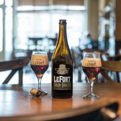 LeFort Sour Oaked fles en twee glazen in het proeflokaal in Bellegem