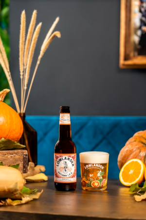 Lowlander Autumn IPA flesje en glas op tafel