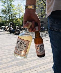 Lowlander Genever en IPA fles in de hand