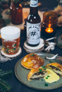 Lowlander Winter IPA met een lekker gerechtje op tafel