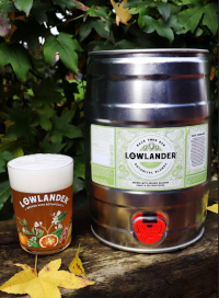 Lowlander fustje en glas bier op een biels in de tuin
