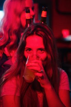 Meisje drinkt Jopen bier