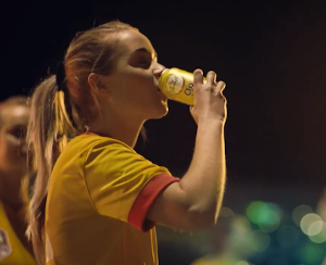 Meisje drinkt Grolsch Radler 0.0%