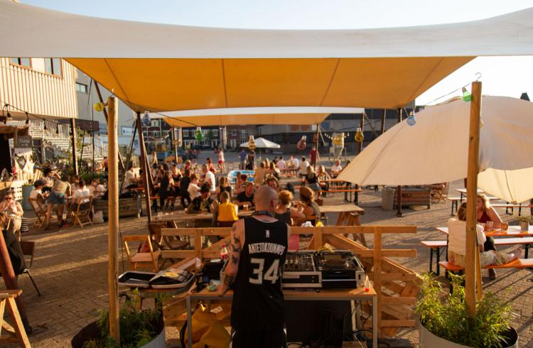 Muziek in de BrauGarten van Brouwerij Nevel