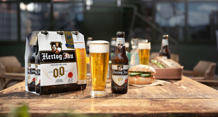 Hertog Jan 0.0 sixpack op tafel