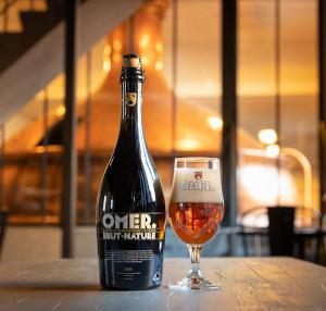 OMER Brut Nature fles en glas in de brouwerij in Bellegem