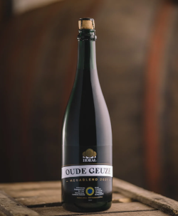 Oude Geuze Megablend 2021 fles op een houten kratje