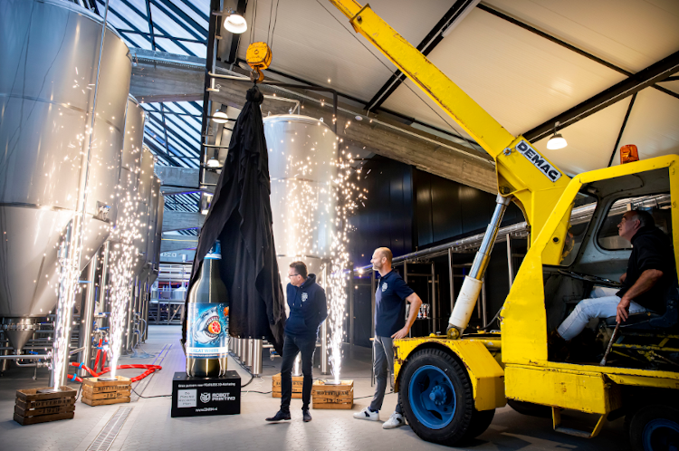 Oude kraan onthult biertje van de Stadshaven Brouwerij