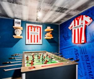 Tafelvoetbaltafel in Studio PSV met shirts aan de muur