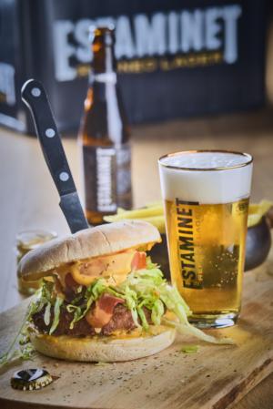 Estaminet Refined Lager pairing met burger