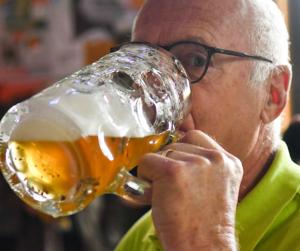 Peter Mocking drinkt eerste slok