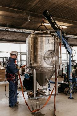 Plaatsen van vergistingsvat bij Eiber bier