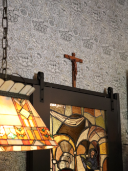 Met wijwater gezegend kruis boven de schuifdeur in het Alfa Proeflokaal 1870