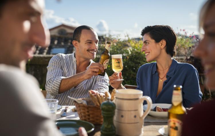 Proosten met Birra Moretti aan tafel