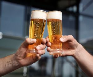 Proosten met Hertog Jan 0.0