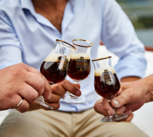 Drie mannen proosten met HJ Grand Prestige Vatgerijpt 2021