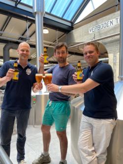 Proosten met Hubertus Cornelis bier