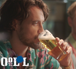 Jasper moet raden of het alcoholvrij bavaria of normaal pils is