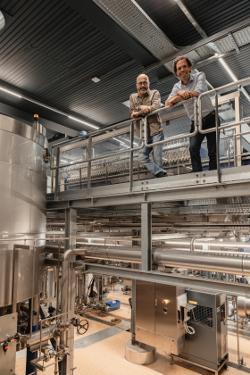 Eigenaar Rutten en brouwmeester Van den Berg in het nieuwe Gulpener brouwhuis