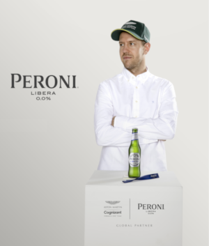 Sebastian Vettel F1 coureur met een flesje Peroni Libera 0.0% voor zich