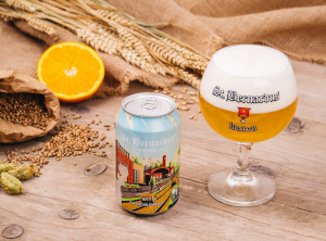 St. Bernardus Wit op blik uitgeschonken in een glas