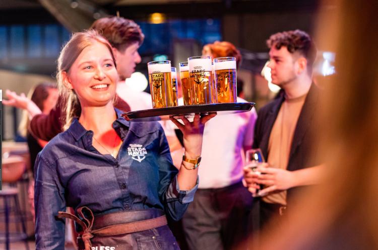 Bediening met blad bier in de Stadshaven Brouwerij