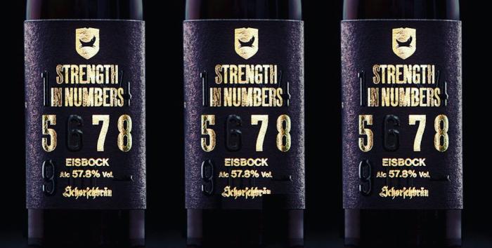 Drie flesjes Strength in Numbers door Brewdog en Schorsbräu voor een donkere achtergrond