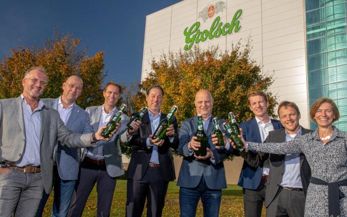 Stuurgroepleden proosten met duurzaam karakter Grolsch beugels