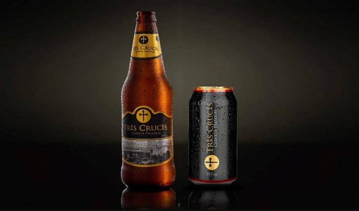 Tres Cruces bier uit Peru flesje en blikje voor een donkere achtergrond