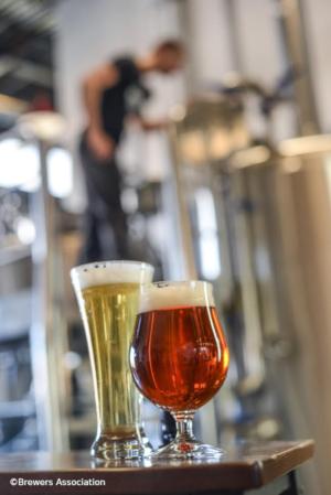 bier in een brouwerij Twee glazen bier in een brouwerij