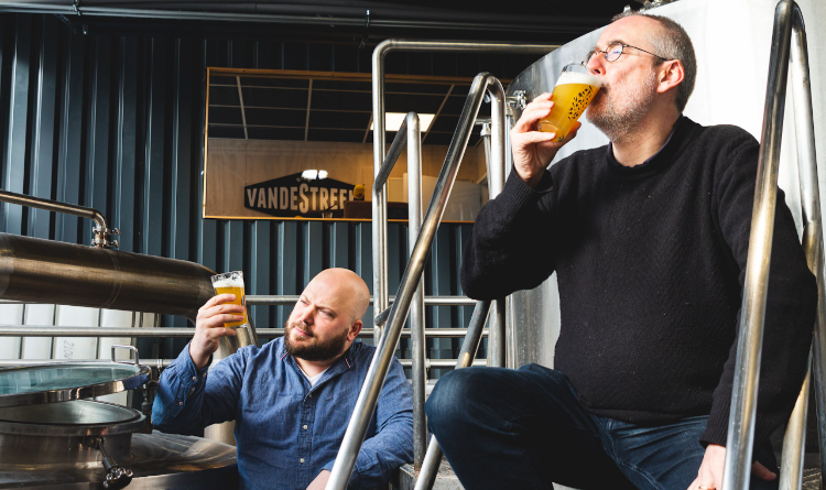 Van de Streek en Giphart genieten van bier in de Vandestreek brouwerij