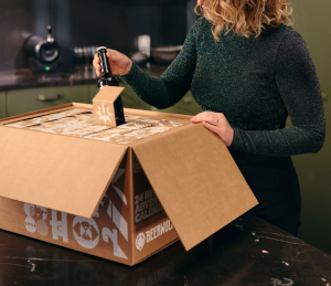 Vrouw pakt biertje uit Beerwulf adventskalender