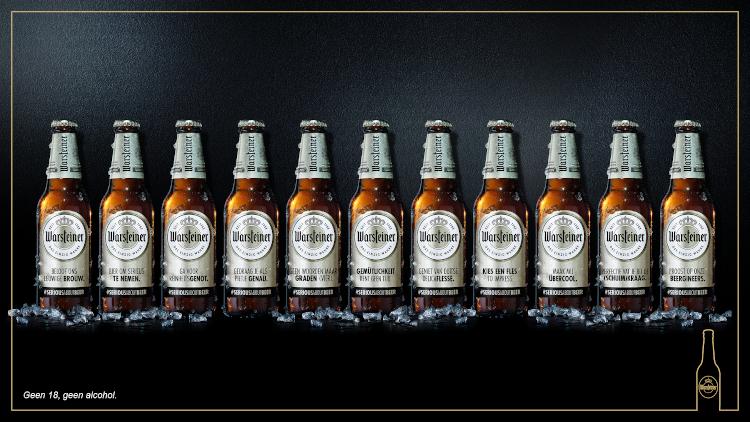 11 flesjes Warsteiner op een rij met bieretiketten over bieretiquette