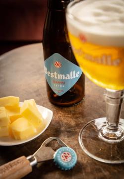 Westmalle Extra Trappistenbier met blokjes kaas
