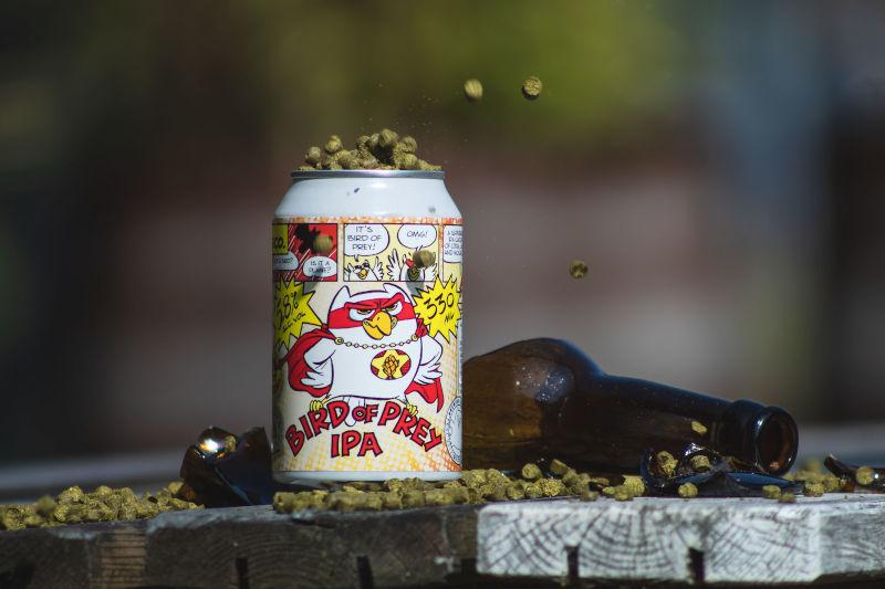 Bierblikje van bier Bird of Prey (IPA) met een kapot bierflesje