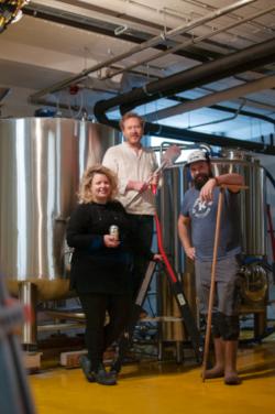 Drie Kaapse brouwers in de brouwerij in Rotterdam