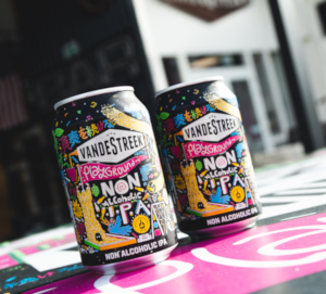 Twee blikjes Playground IPA van vandeStreek