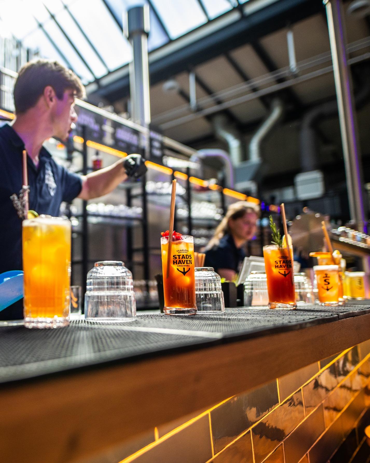 Biercocktails op de bar bij de Stadshaven Brouwerij