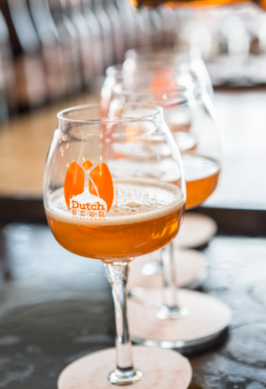 Bierglazen op een rij tijdens de Dutch Beer Challenge