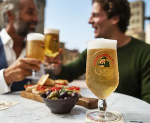 Proosten met Birra Moretti in Italië