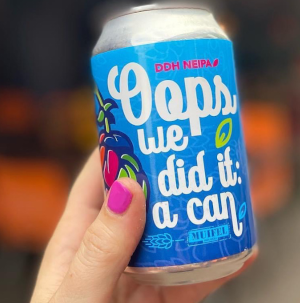 Blikje Oops We Did it a Can vastgehouden 