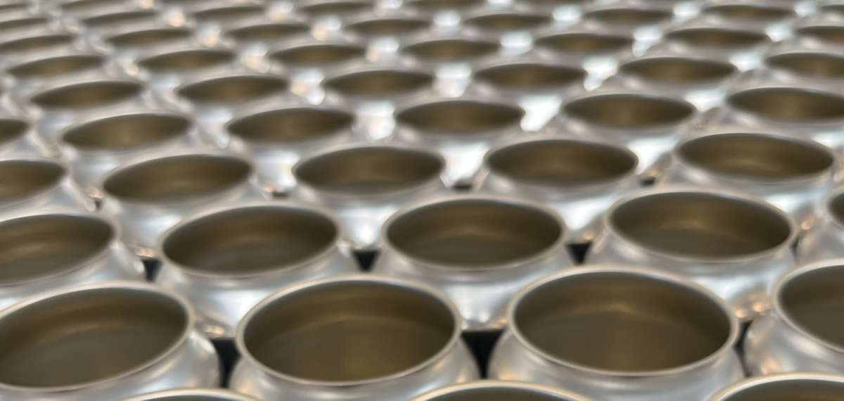 Blikjes klaar om afgevuld te worden