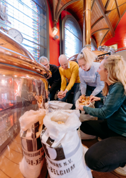 Brood toevoegen aan de brouwketel bij Jopen