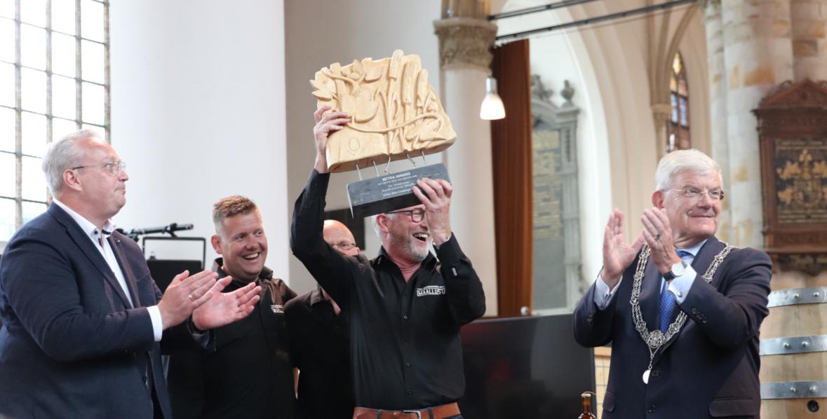 Brouwer Bert met de Mitra Award voor De Weldoener